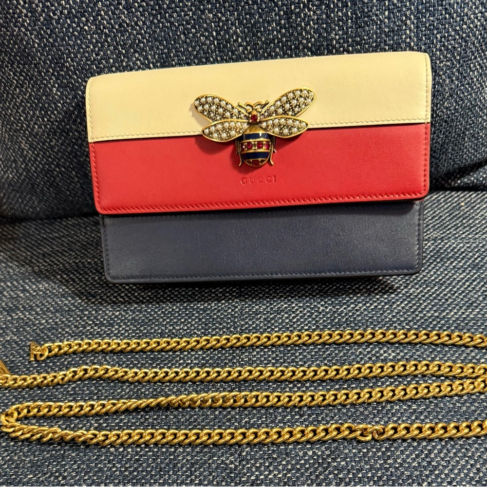 GUCCI AUTHENTIC BEE BAG WITH GOLD CHAIN AND COA. EUC.